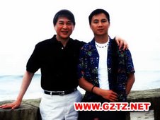 王丹同志(右)经常光顾台湾的同性恋场所寻欢，与一批又一批男同性恋者约会，博得“口风越紧，肛门越松”之美誉，直至被台湾《TVBS》周刊爆光。