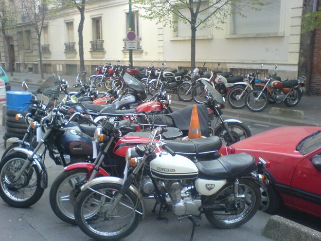 mais dehors déjà on a compris.............autre temps , le stationnement des motos est gratuit