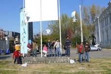 Participantes del taller lanzando los paraícadas de bolsa