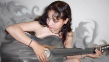 Desnuda y con guitarra en la calle melancolia