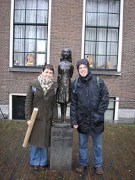 Amsterdam, al lado de Ana Frank y con el regalo de Nachete : )