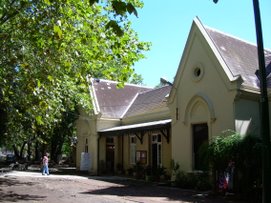 Estación de Coglhan: biblioteca Bartolomé Mitre