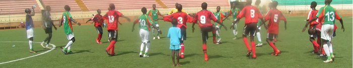 Etirements collectifs à la fin du match amical contre l'équipe nationale des moins de 17 ans