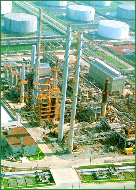 Unidade industrial petroquímica de uma Refinaria de Petróleo contendo diversos motores de AT/MT/BT.