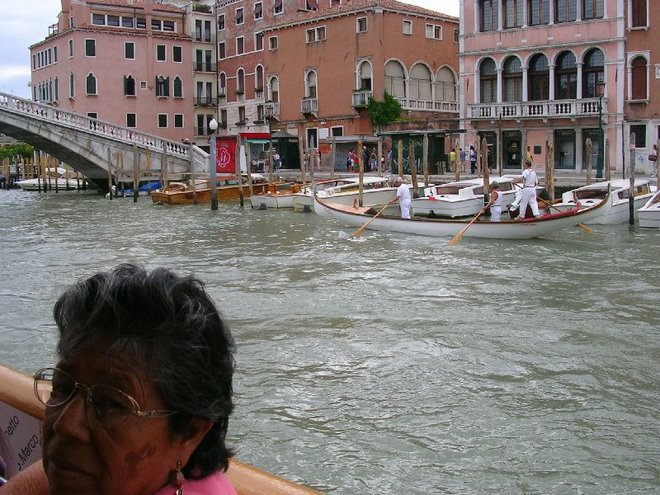 Navegando por el rio principal de venecia