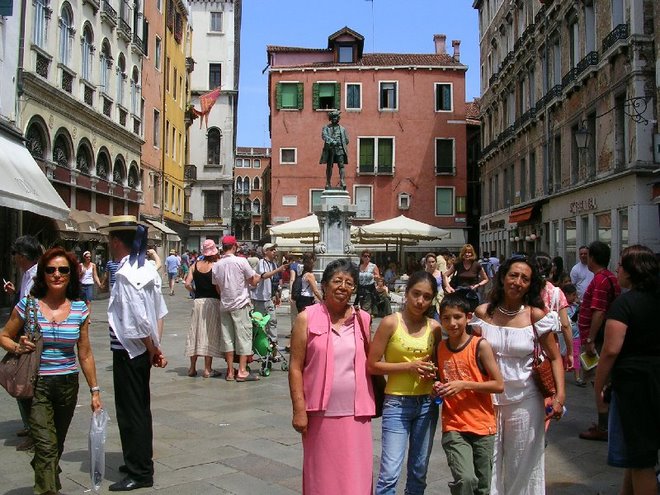 En una de las tantas plazas de Venecia, Ojo al lanchero