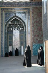 Biddende vrouwen in de Jameh moskee in Yasd