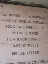 Placa en Escuela Hellen Keller