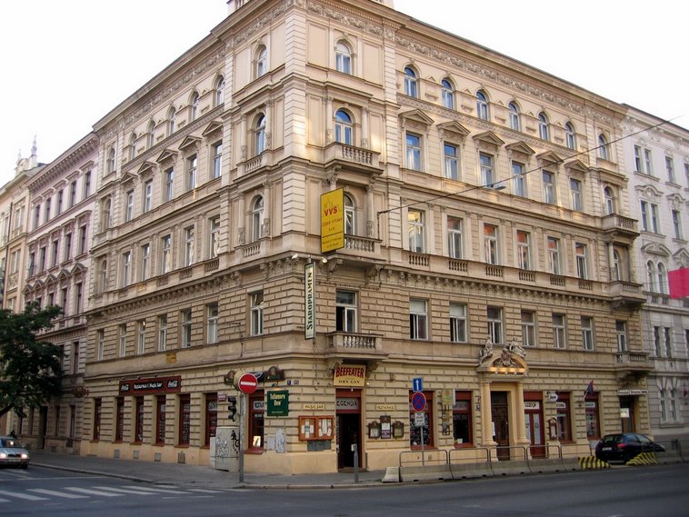 Dům se nachází na rohu ulic Legerova a Rumunská