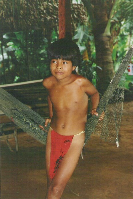 Niño Embera chocoe en un poblado de la selva del Darién