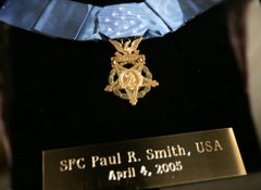 Medalla del Honor entregada al Sargento Smith de Paul . Abril el 4 de 2005