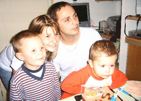 Toute la petite famille de mon frére pour l'anniversaire de Jules et Tom