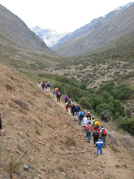 Caminando hacia el cerro Altar (al fondo)