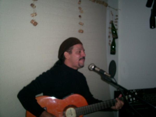 Neto Fagundes canta no Beco