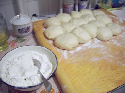 I made dough in the beginning. When the dough has risen, I have unrolled it