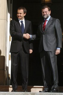 Zapatero y Rajoy estrechan sus manos