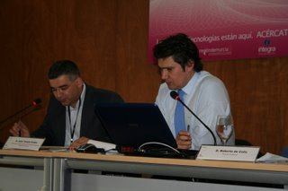 Juan T. Frutos (moderador) y Roberto de Celis