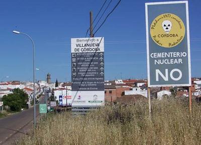 Cartel a la entrada de Villanueva de Córdoba en contra del cementerio nuclear