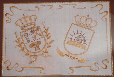 Cuadro bordado en seda con los dos escudos municipales, de Breña Alta y Añora