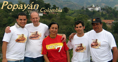 José Cortés con un grupo de amigos colombianos, en el Morro de Popayán, delante de la ermita de Belén 