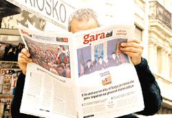 Toda España estuvo con la mirada puesta en el anuncio de ETA, entre la esperanza, la cautela y el escepticismo