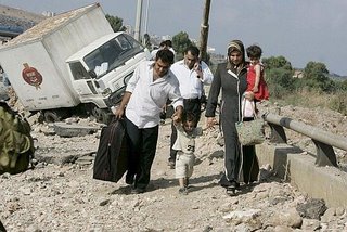 Una familia de libaneses huye después de un ataque israelí,... otras muchas familias israelíes perdieron su casa a causa de la violencia de Hizbulá