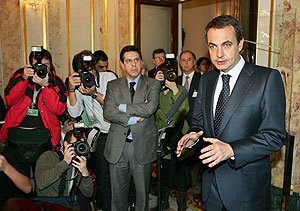 Zapatero se dirige a los periodistas en el Congreso, instantes después de que se produjera un acercamiento entre Gobierno y oposición