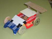 coche de carreiras de carton e madeira