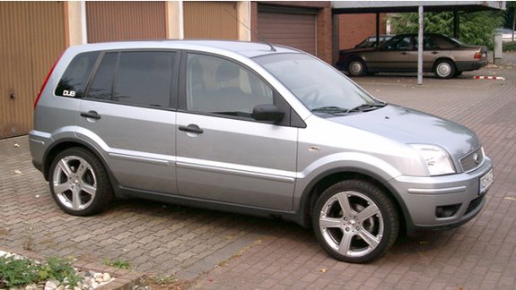 Чёрный Ford Fusion на литье