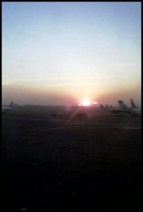 Auringonlasku Mumbain lentokentällä Auringonlasku Mumbain lentokentällä