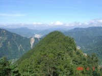 顯眼的山頭，讓我們研究了好一陣子，看了Jing的部落格，才知它是1265峰。