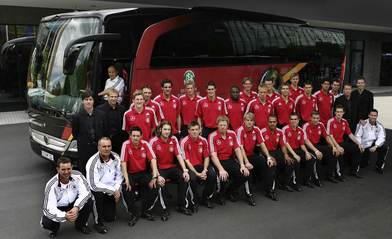 Автобус спортсмены. Автобус с футболистами. Автобус для спортсменов. Автобус спортивной команды. Автобус командный футбольный.