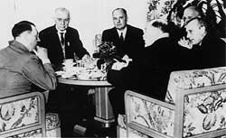 Thomas J. Watson (2º a esquerda), da IBM, em reunião com Hitler