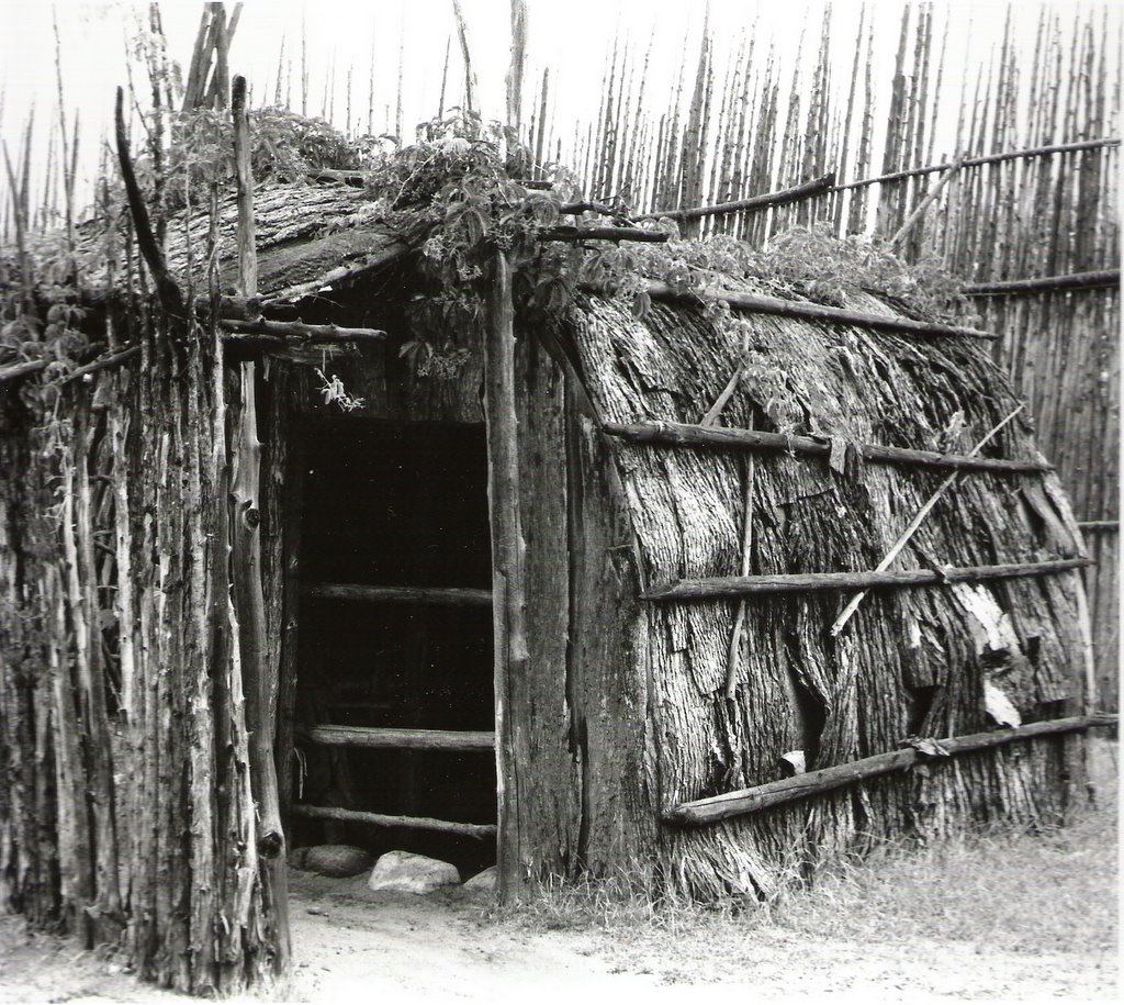 Anna Amnellin Blogisisko-blogi: Huopahatut ja intiaanit. Photos: Huronia  Museum & Huron/Ouendat Village