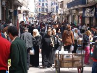 Una via del centro storico d'Algeri durante il mercato