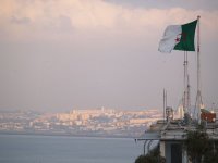 La bandiera algerina sventola sulla baia