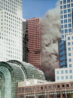 Figura 3 - WTC 7 visto desde el lado suroeste, mostrando la verdadera extensión del fuego y el daño estructural