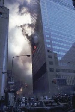 Figura 4 - La imagen del WTC 7 comúnmente mostrada por el Movimiento de la Verdad del 11-S, mostrando daño aparentemente mínimo del edificio