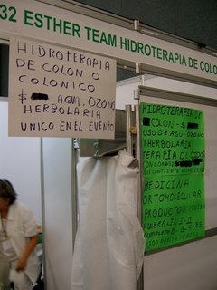 Aquí venden hidroterapia colónica (¿baños de asiento?), conos para los oídos de ésos que les prendes fuego y medicina ortomolecular