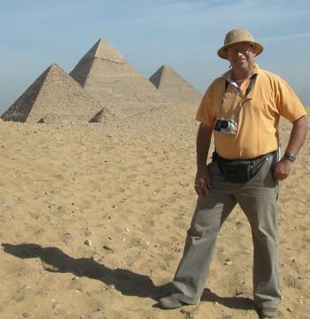 Fernando Malkún en Egipto, con un sombrero como de safari.