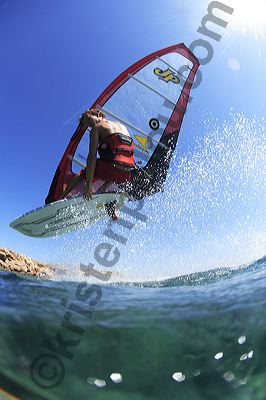 Photographe de windsurf, surf, Antxon Otaegui en petit jump sur un spot tranquille du fin fond de la Crete par Kristen Pelou