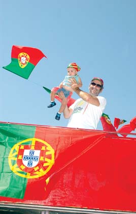 Michael Jackson comemorando a boa campanha da Selecção Portuguesa com o seu filho Prince Michael II