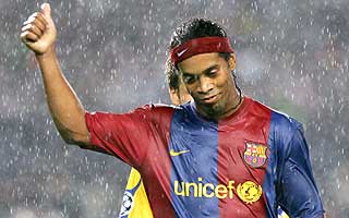 Ronaldinho fechou o placar com um golaço