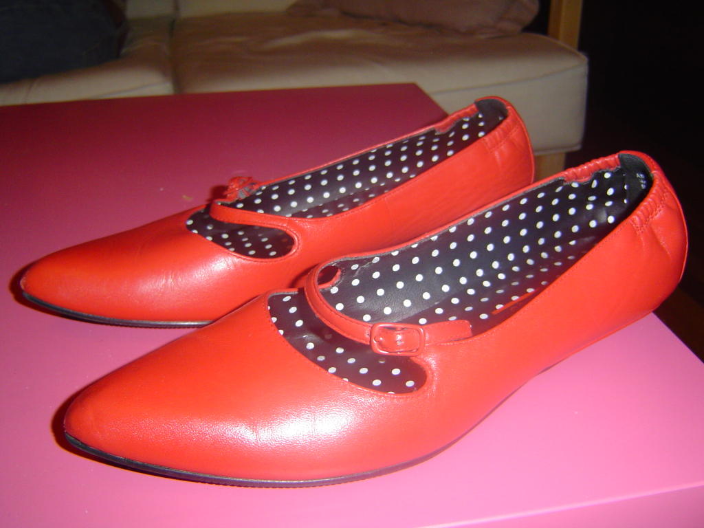 Online Fashion Review Blog: Vintage Find: Red mary-jane flats w/ kitten ...