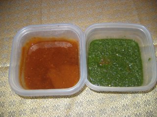 Sweet chutney and green chutney to give both tastes