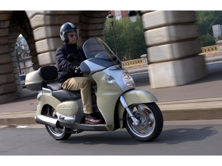 Aprilia Scarabeo 500 Awarded In 'The World's Most Beautiful Scooter' - Auto  Racing Daily - TheScooterScoop | TheScooterScoop