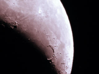Esta foto de la Luna está realizada con un telescopio reflector newton