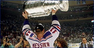 Mark Messier raises Stanley Cup