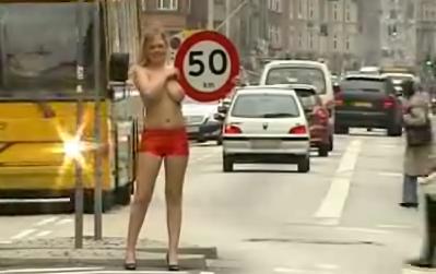 chicas en topless para fomentar el respeto a los limites de velocidad