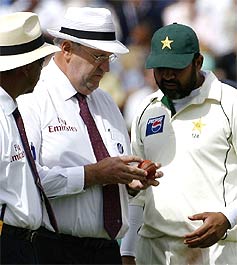 Hair showing the cricket ball to Inzamam, informing him that the ball is no longer round like either of the two gentlemen!